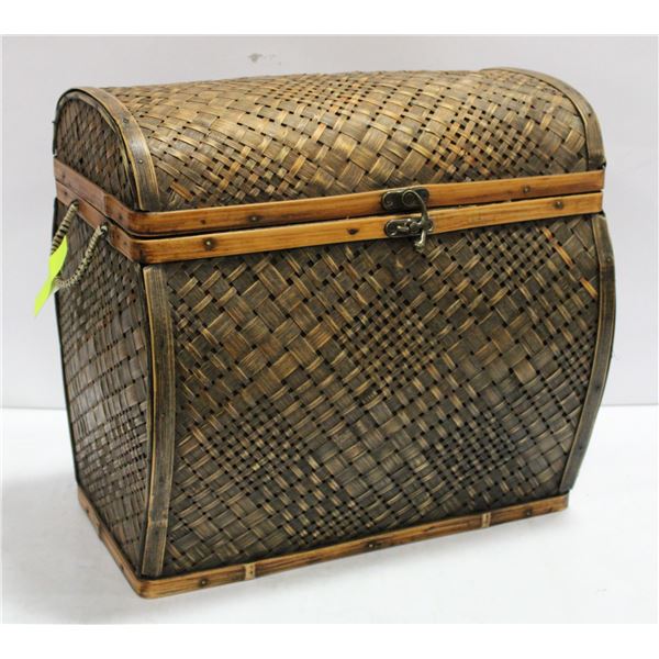 LARGE WICKER DECORATIVE CHEST WITH SIDE