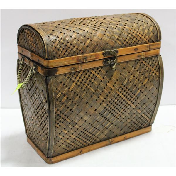 MEDIUM SIZE WICKER DECORATIVE CHEST WITH