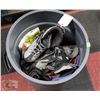 Image 1 : BRUTE GARBAGE CAN WITH CONTENTS