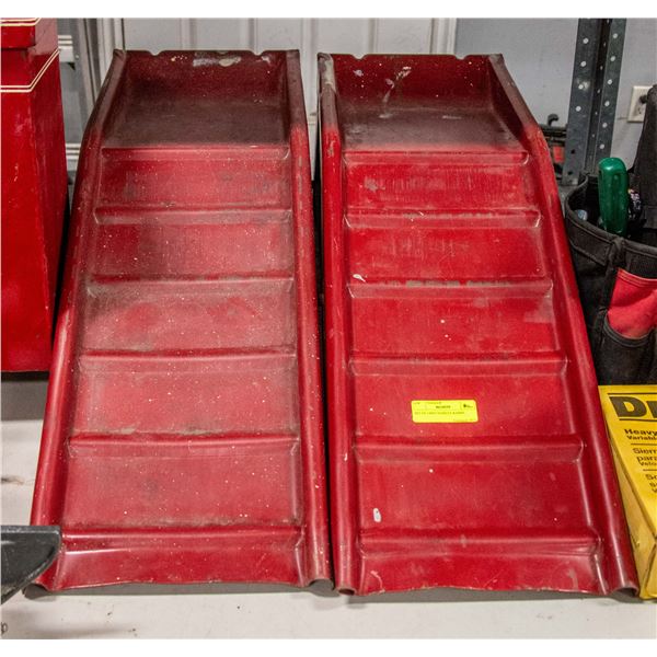 SET OF 2 RED VEHICLE RAMPS