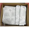 Image 1 : BOX WITH POTTERY BARN TOWEL SET - 2 BATH