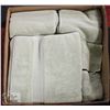 Image 1 : BOX WITH POTTERY BARN LIGHT GREEN TOWEL