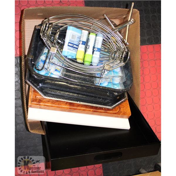 BOX WITH KITCHEN PRODUCTS INCL. WOOD SERVING