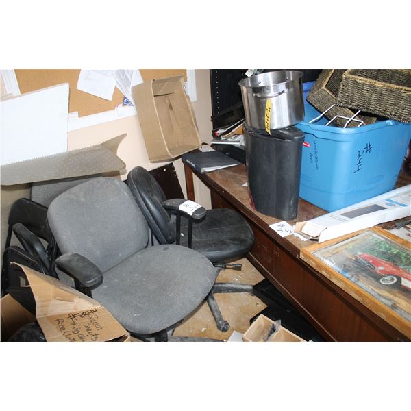BALANCE OF CONTENTS IN THE ROOM. OFFICE CHAIRS, HEAVY WOOD DESK AND MISC.