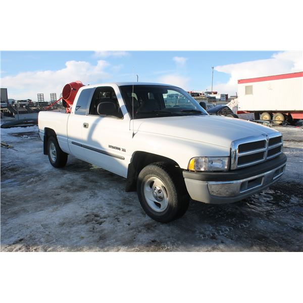 2001 DODGE 1/2 TON (163, 000KM) EXT. CAB, V8, AUTO., REAR HITCH, P/W, RUN'S AND DRIVES SERIAL# 137HC