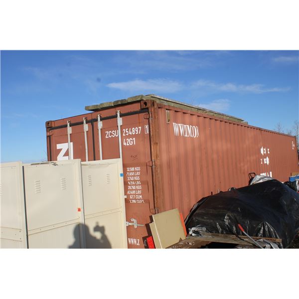 APPROX . 4 HEAVY PLANKS ON ROOF OF SEACAN