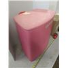 Image 6 : Vintage Pink Laundry Hamper