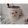 Image 5 : Vintage Flour Sifter and Cookie Cutter