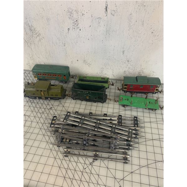 VINTAGE LIONEL O GAUGE TRAIN SET AND SOME TRACK