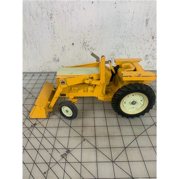 VINTAGE INTERNATIONAL HARVESTER TRACTOR TOY WITH LOADER