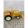 Image 3 : VINTAGE INTERNATIONAL HARVESTER TRACTOR TOY WITH LOADER