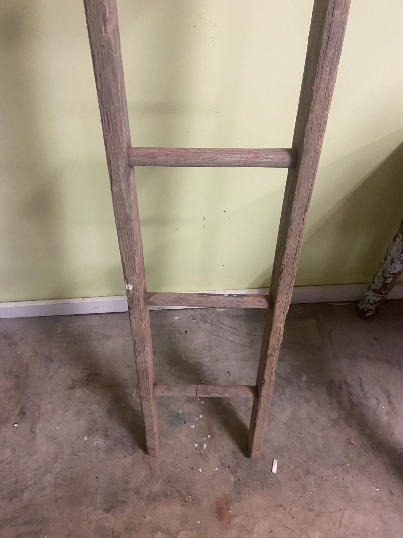 Wooden Round Rung Ladder