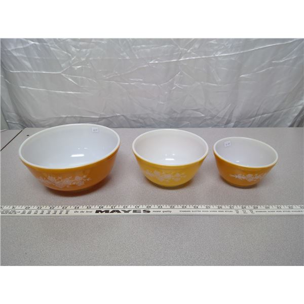 Set of 3 Pyrex Bowls