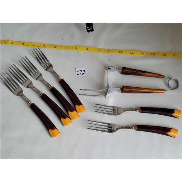 Vintage meat serving fork and 6 table forks with bakelite handles.