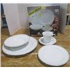Image 1 : 20 Piece Porcelain Dinner Set (4 of each)
