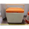 Image 3 : Thermos + Coleman Cooler