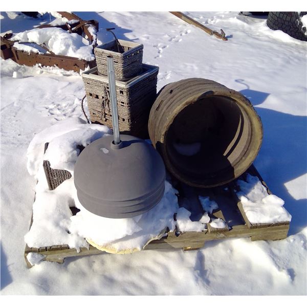 Pallet of Outdoors, Mostly Planters/Pots