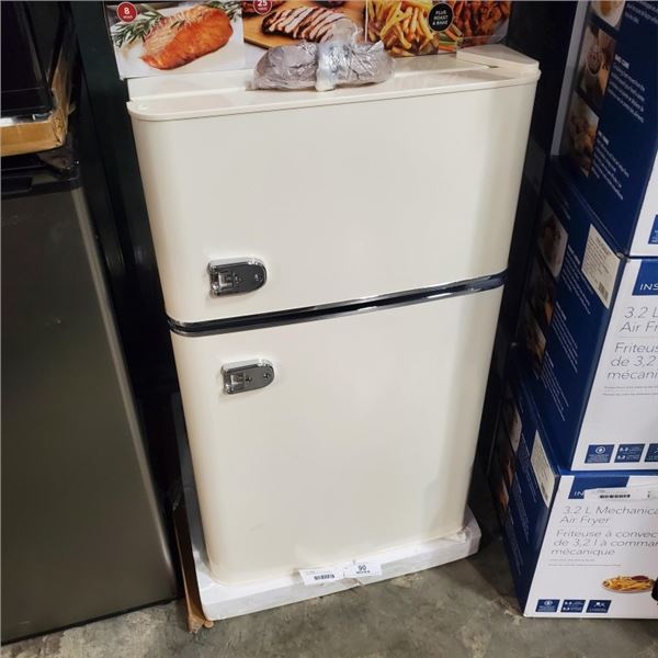 NEW INSIGNIA 3.1 CU FOOT RETRO COMPACT REFRIGERATOR WITH TOP FREEZER