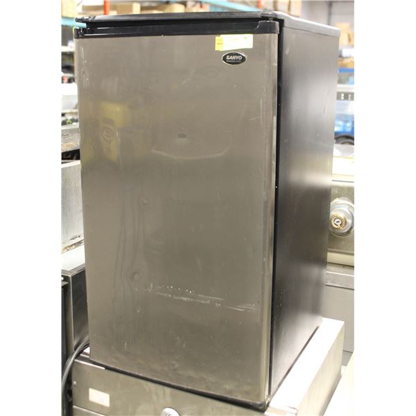 SANYO STAINLESS STEEL DOOR MINI FRIDGE