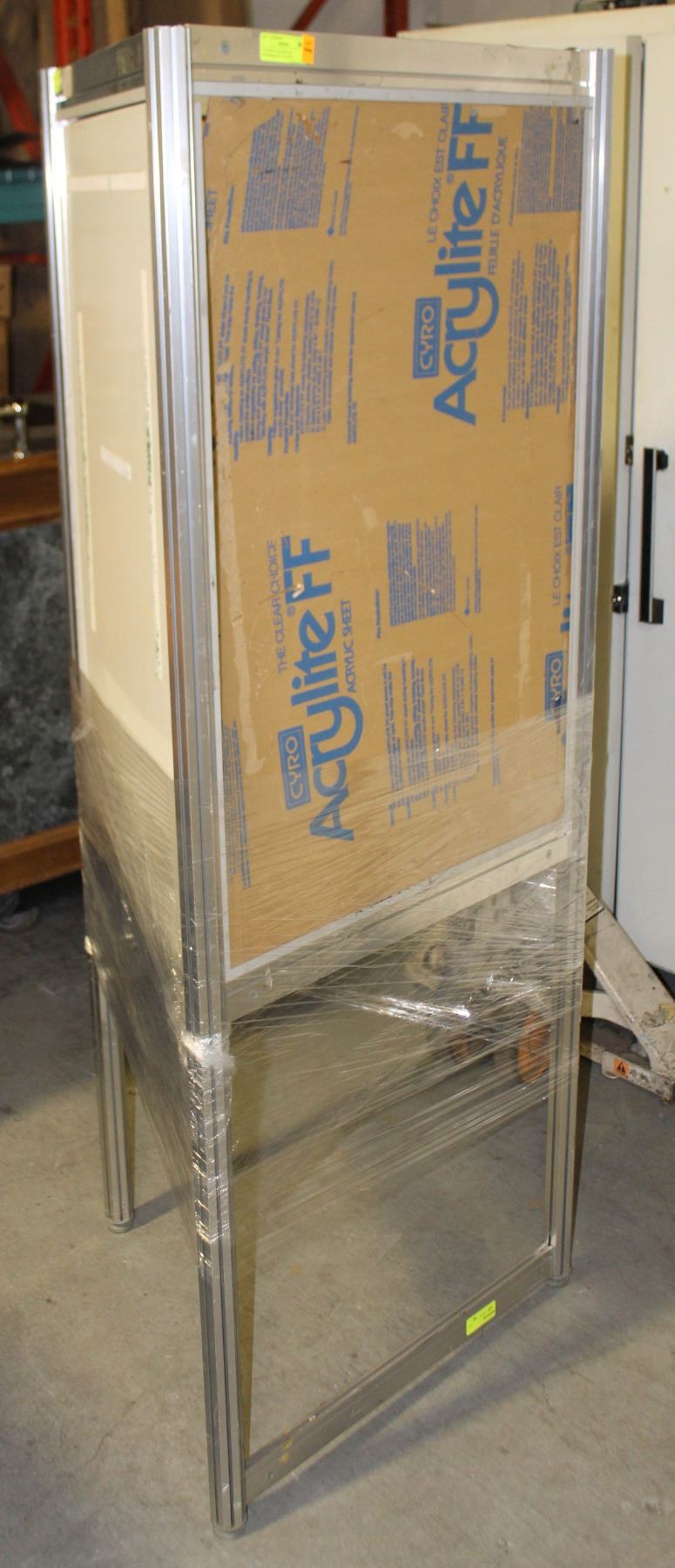 STANDING TRIANGULAR POSTERBOARD / AD SIGN