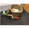 Image 6 : Sunix Garden Kneeler with Scotts Whirl Hand Spreader