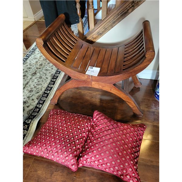Yuyu Chair & Decorative Pillows x2