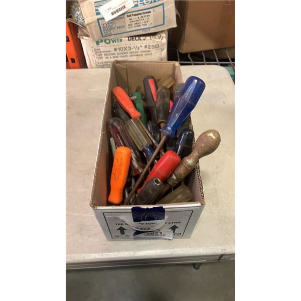 BOX OF HAND TOOLS, SCREWDRIVERS