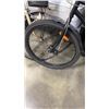 Image 3 : BLACK BIKE WITH DISC BRAKES, EVERYDAY SEAT, COLUMBIA GRIPS, FLAME BRAKES