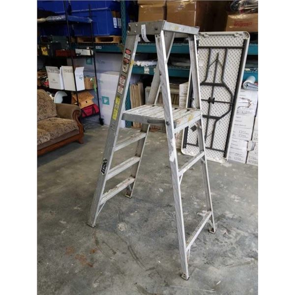 ALUMINUM PLATFORM LADDER