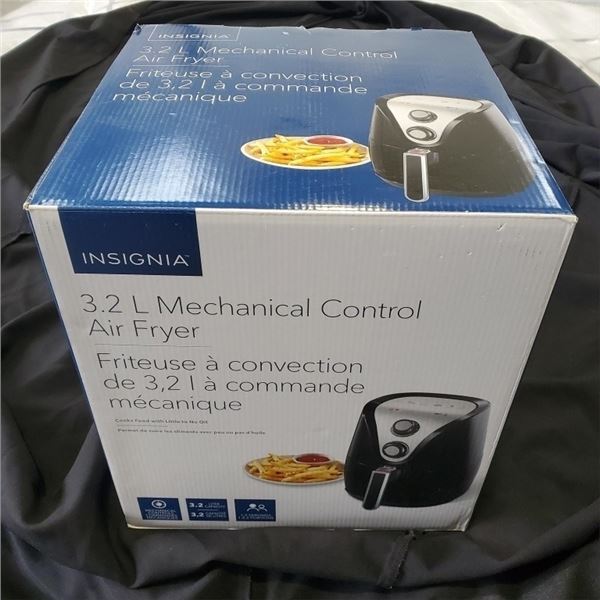 AS NEW INSIGNIA 3.2L MECHANICAL CONTROL AIR FRYER IN BOX