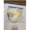Image 11 : 2 HEART SHAPED SERVING PLATES WITH HONEY DISH AND KITCHEN STOVE FIGURE