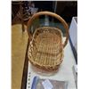 Image 8 : WICKER BASKET WITH 2 WOODEN TRAYS, TEA LIGHT CANDLES AND WICKER SPHERES