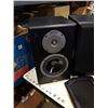 Image 2 : 2 MAGNAT 2 WAY BASS REFLEX SPEAKERS WITH 2 SOUND BARS SONY AND RCA NO POWER CORDS