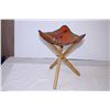 Image 5 : Leather Stool with Giraffe painting
