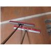 Image 2 : *2 floor squeegee sweepers - red