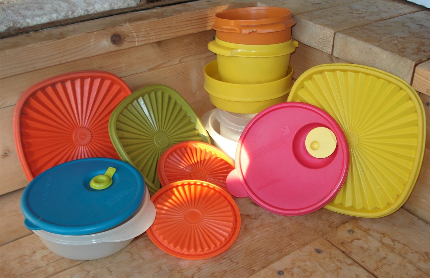 Assorted Tupperware misc. assortment Tupperware - Schmalz Auctions