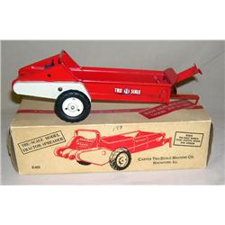 Tru-Scale Red & White Long Lever Manure Spreader w/ Plastic Beaters in Box
