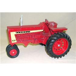 IH Farmall 806 w/ plastic rims & square fenders