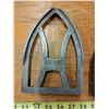 Image 2 : 3 Vintage Sad Iron Rests