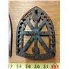 Image 6 : 3 Vintage Sad Iron Rests