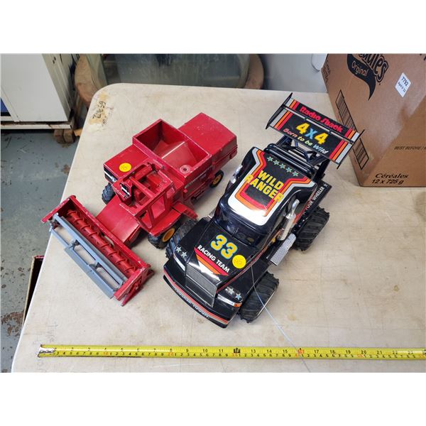 RADIO SHACK WILD RANGER REMOTE RACER (NO REMOTE) & MASSEY TOY COMBINE (INCOMPLETE)