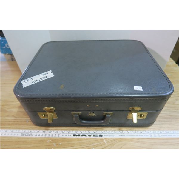 Suit Case with 9 Table Cloths