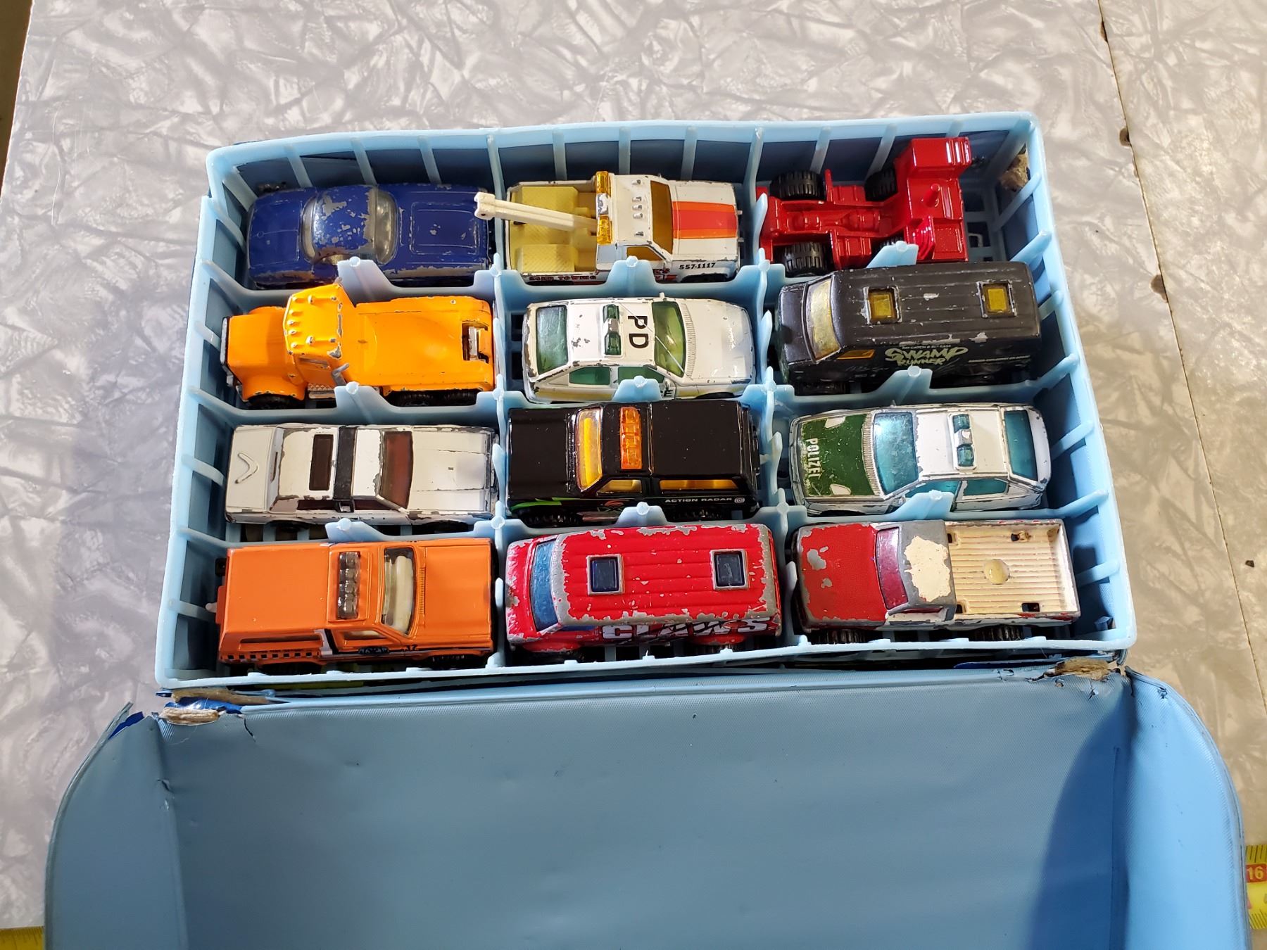 MATCHBOX CARRY CASE W/ 24 MATCHBOX CARS 1970'S / 1990'S