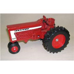IH Farmall 806 by Scale Models