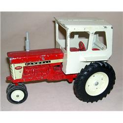 IH 560 w/ CAB & full decal, white rims