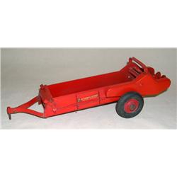 IH Shortlever manure spreader w/ rubber wheels