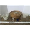 Image 1 : 3 Lamp Shades, Wicker Bowl, 2 Mini Glass Pieces