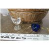 Image 3 : 3 Lamp Shades, Wicker Bowl, 2 Mini Glass Pieces