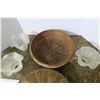 Image 5 : 3 Lamp Shades, Wicker Bowl, 2 Mini Glass Pieces