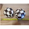 Image 1 : 2 DECORATIVE BALLS